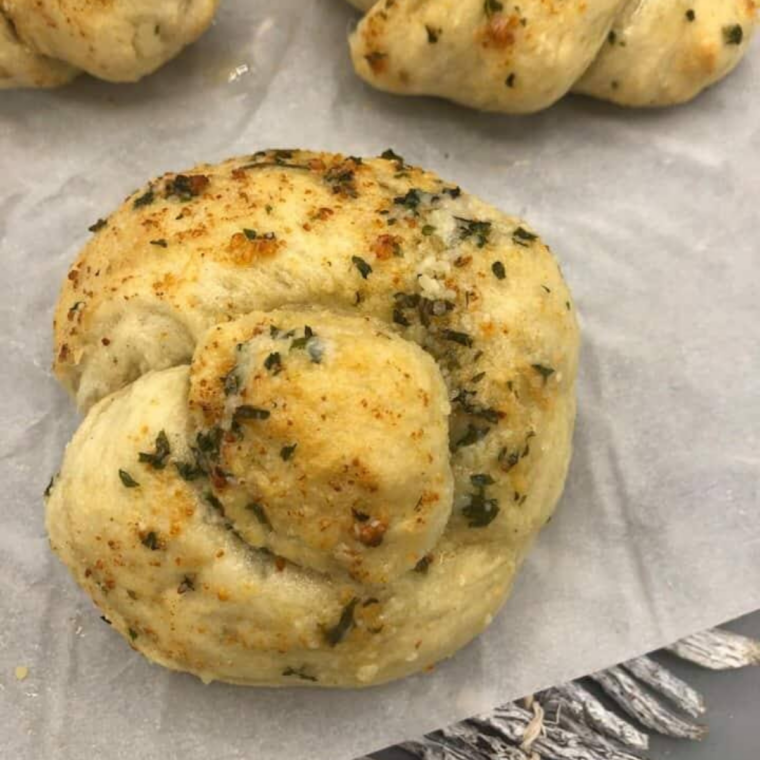 Golden garlic knots sprinkled with Parmesan and parsley, served warm with marinara dipping sauce.