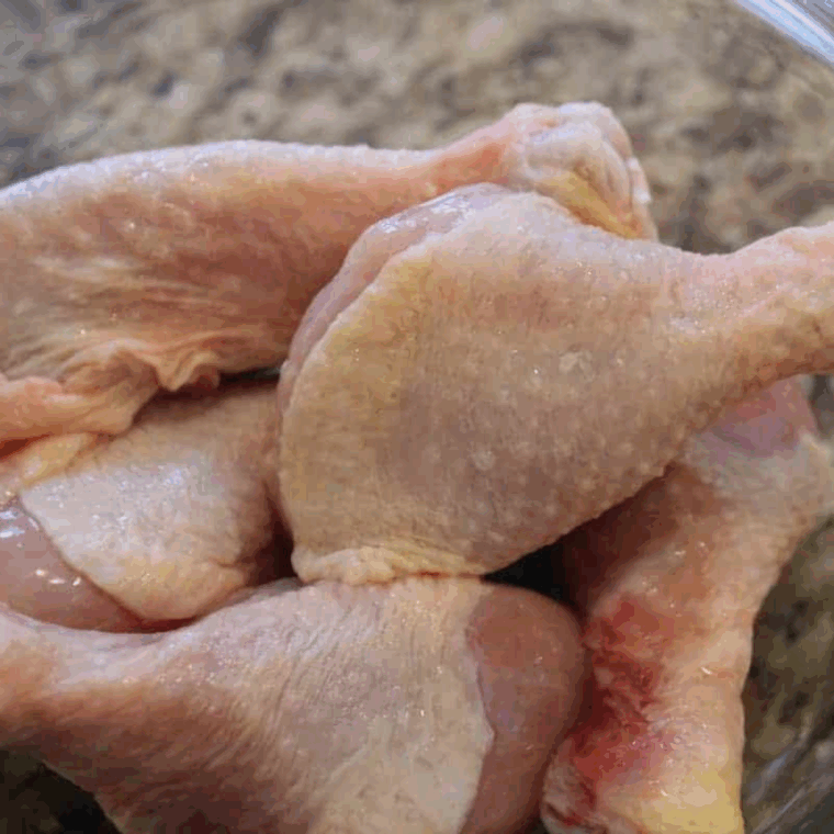 Place the chicken in the paper towel and dry them off.