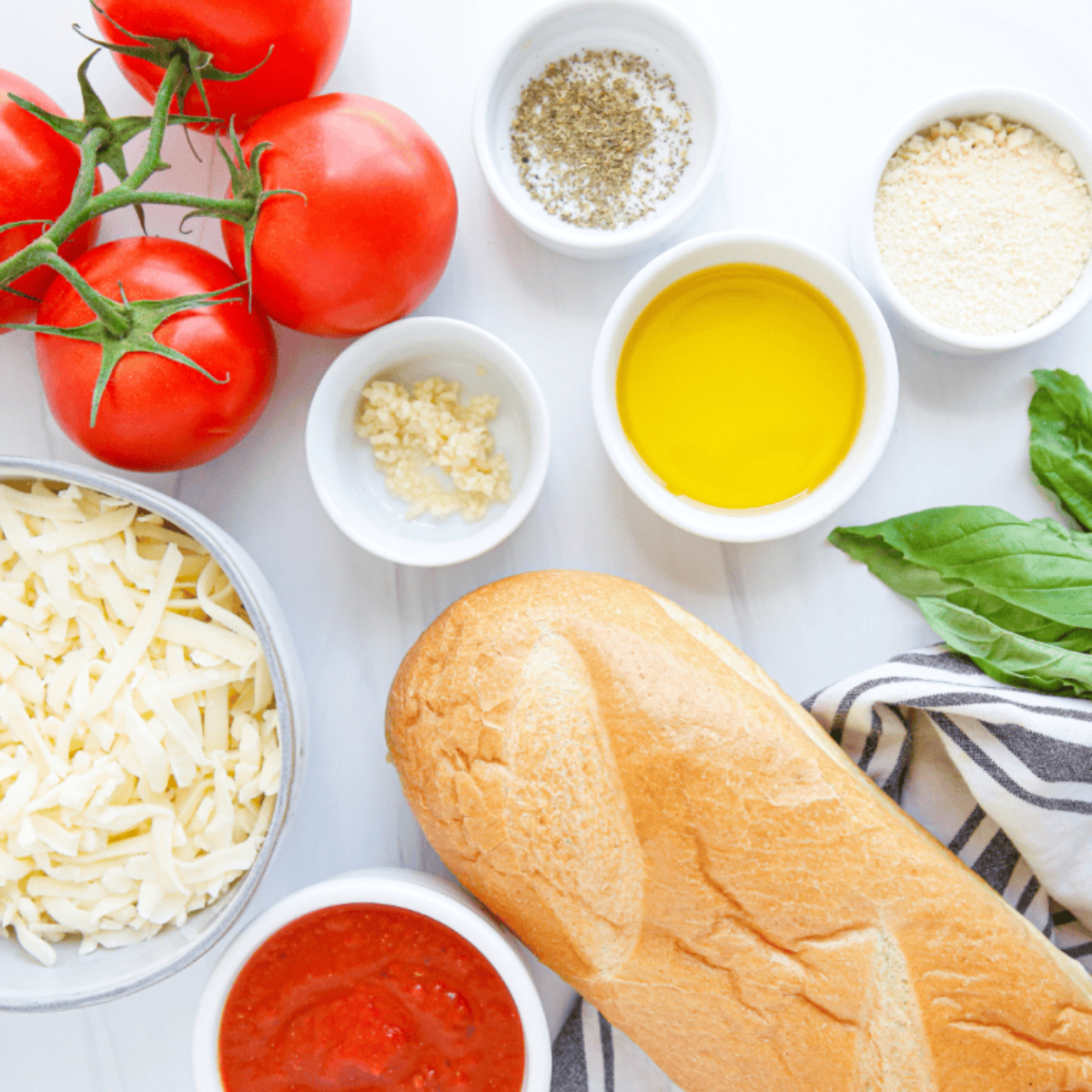 Toast-1.pngIngredients for air fryer garlic bread: French loaf, butter, garlic powder, shredded mozzarella, and parsley