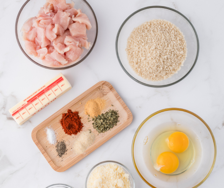 Ingredients for air fryer garlic parmesan chicken bites: cubed chicken breast, panko, grated parmesan, egg, garlic powder and Italian seasoning