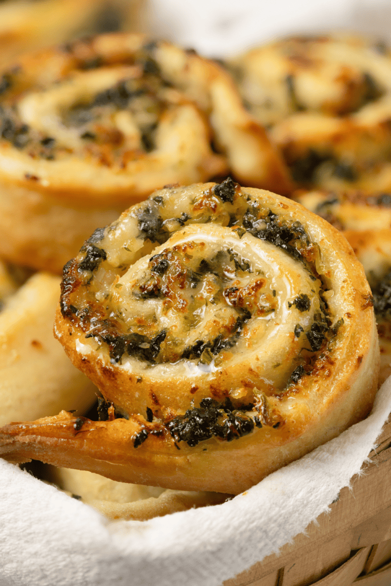 Air Fryer Flaky Spinach Garlic Rounds