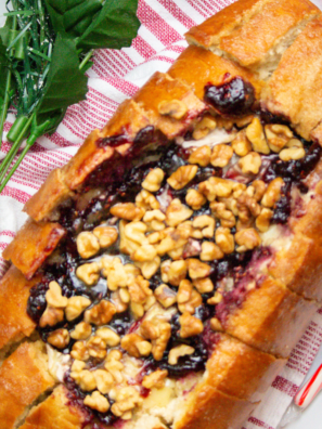 air fryer raspberry and brie pull-apart bread