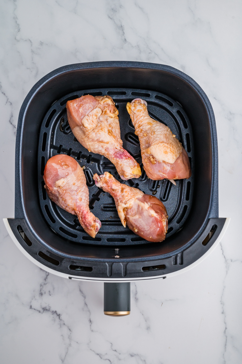 Air fryer set to 370 degrees F, cooking chicken drumsticks with a timer set for 25-30 minutes.