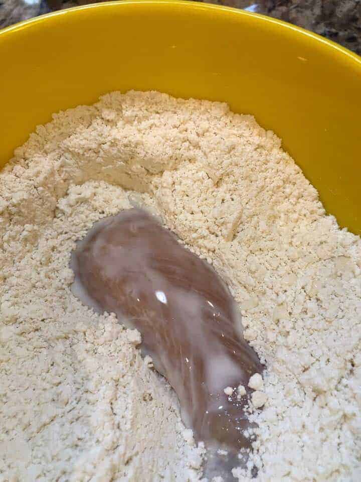 In one bowl, pour the flour, salt, black pepper, paprika, garlic powder, and baking powder, mix well, and then dunk the chicken from the buttermilk to the flour mixture.