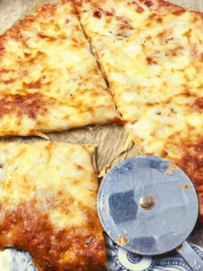 rozen pizza is one of the most popular convenience foods around, but it can be tricky to cook. If you don't have a pizzeria-quality oven, getting frozen pizza to turn out well can be a challenge. But with an air fryer, you can achieve perfectly cooked frozen pizza that's crispy on the outside and melty on the inside.