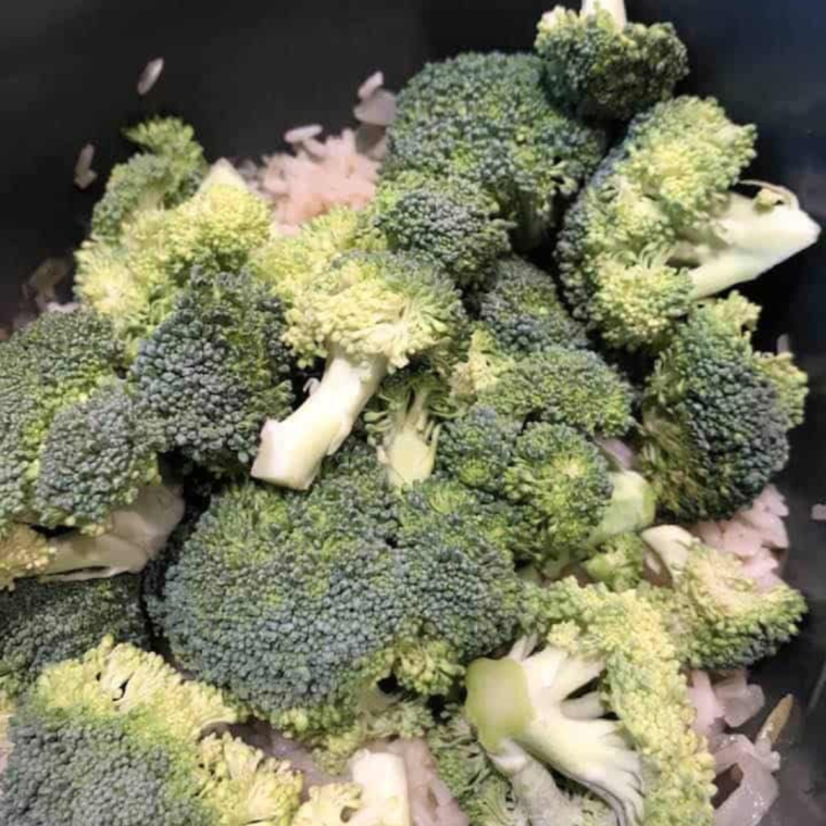 Add broccoli in the instant pot.