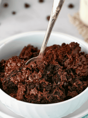 One Bowl, No Oven: The Fudgy Air Fryer Chocolate Cake That Practically Cleans Up After Itself