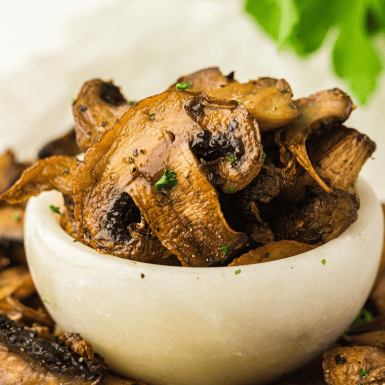 Delicious sautéed mushrooms served with rich butter and savory seasoning, inspired by Outback Steakhouse.