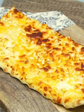 Air Fryer Mac & Cheese Flatbread Pizza