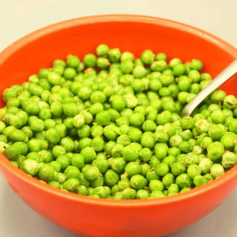 Blotting peas and adding olive oil, salt, garlic powder, and smoked paprika for even coating.