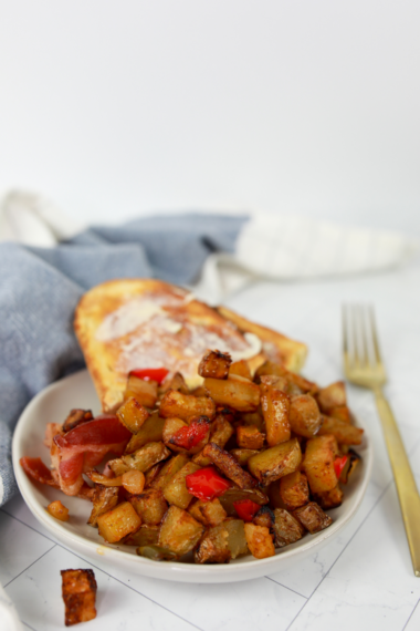 Crispy on the outside, fluffy inside — these air fryer breakfast potatoes are ready in 20 minutes with no soaking. Better than the diner. Tested recipe.