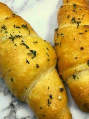 Air Fryer Garlic Crescent Rolls