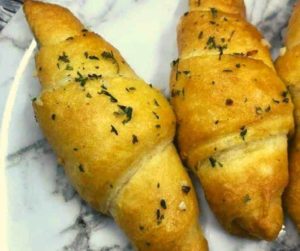 Air Fryer Garlic Crescent Rolls