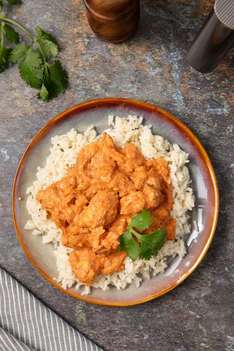 Air Fryer Chicken Tikka Rice Bowl with juicy spiced chicken, fluffy rice, and colorful fresh vegetables