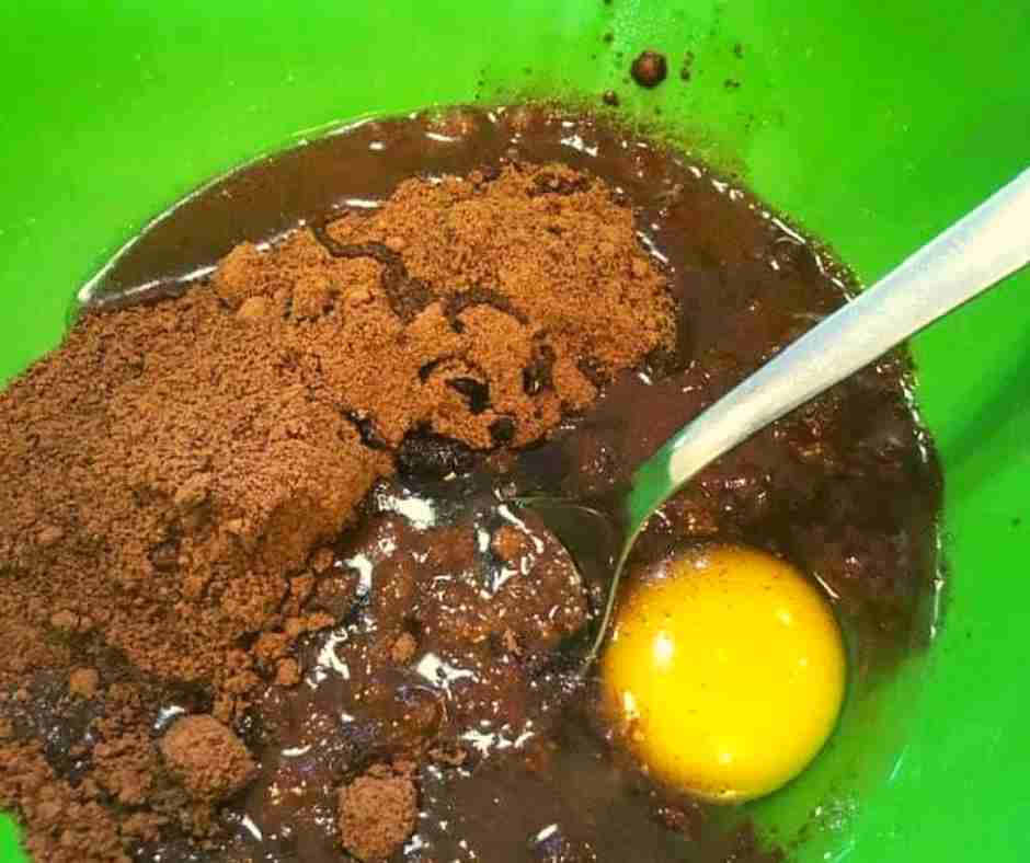 In a small mixing bowl, mix togeter the cake mix, water, egg and oil.