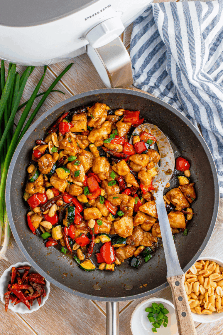 Toss the sauce and cooked chicken in a large saucepan.