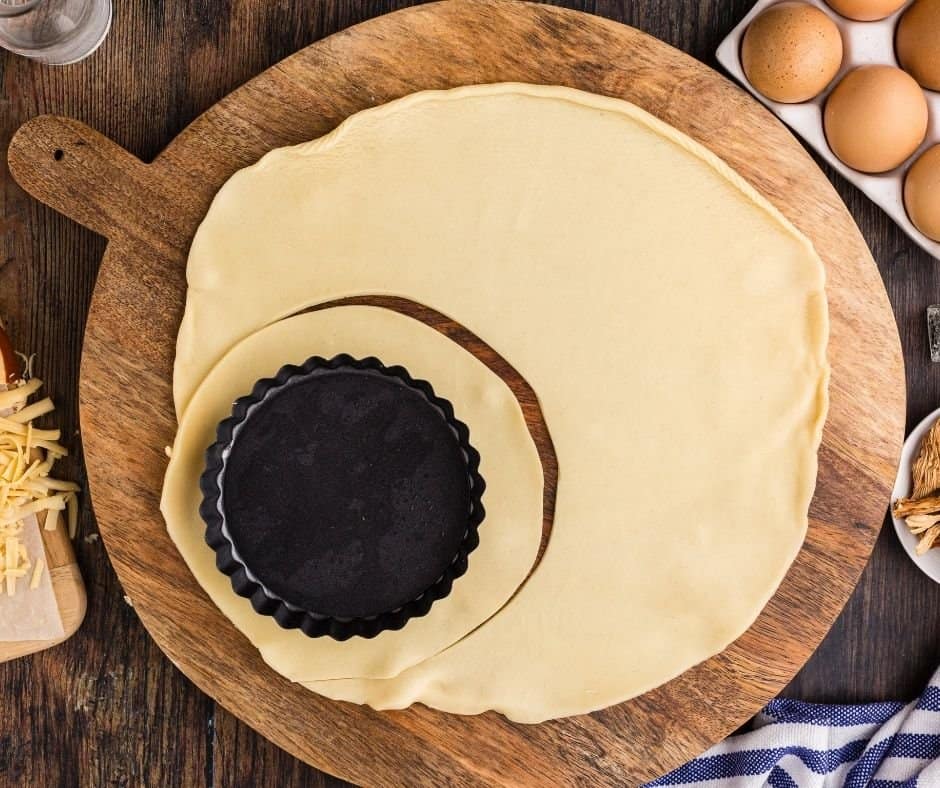 Prepare the pie crust, by measuring the amount of dough you will need for the bowl/mold.
