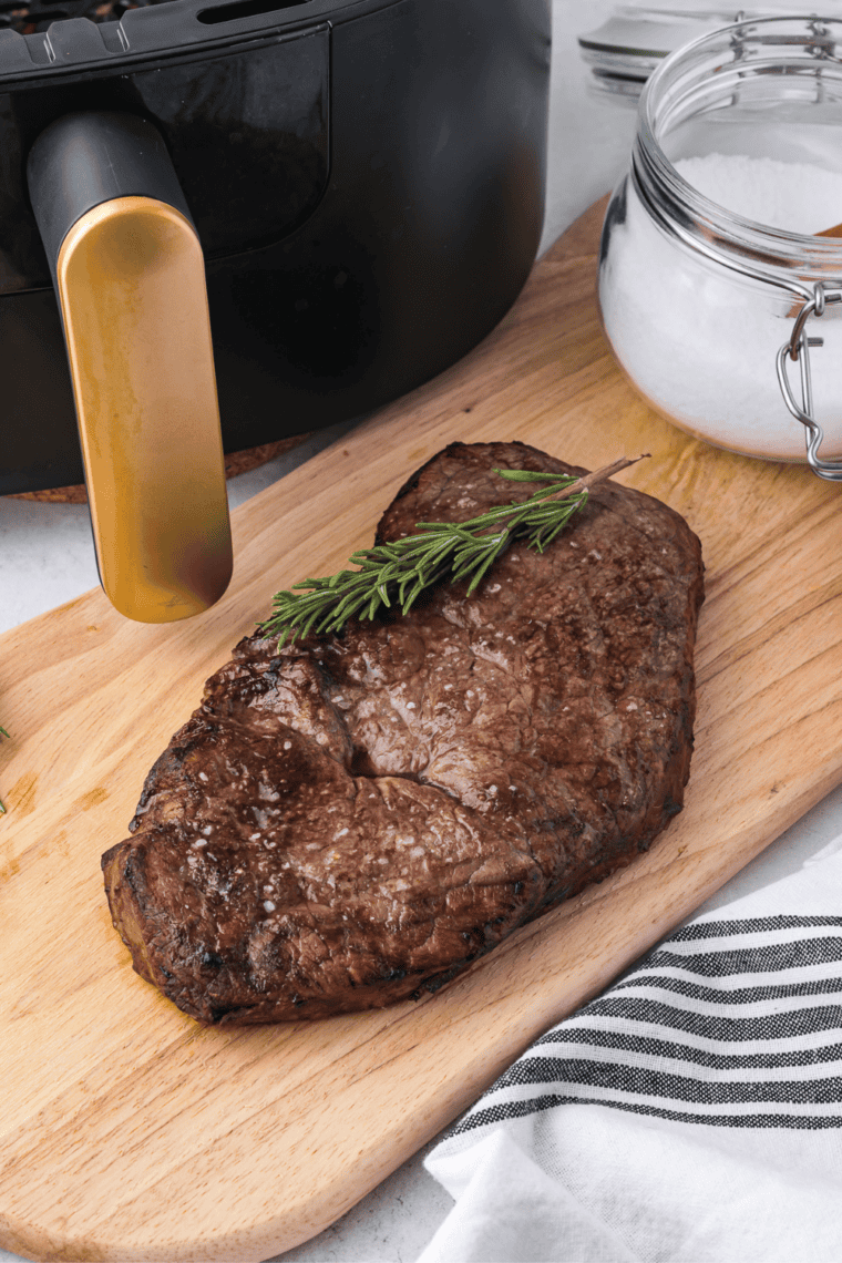 Copycat Applebee’s Roasted Garlic Sirloin Steak Recipe – Juicy, tender steaks with garlic butter, perfect for recreating the restaurant favorite at home.