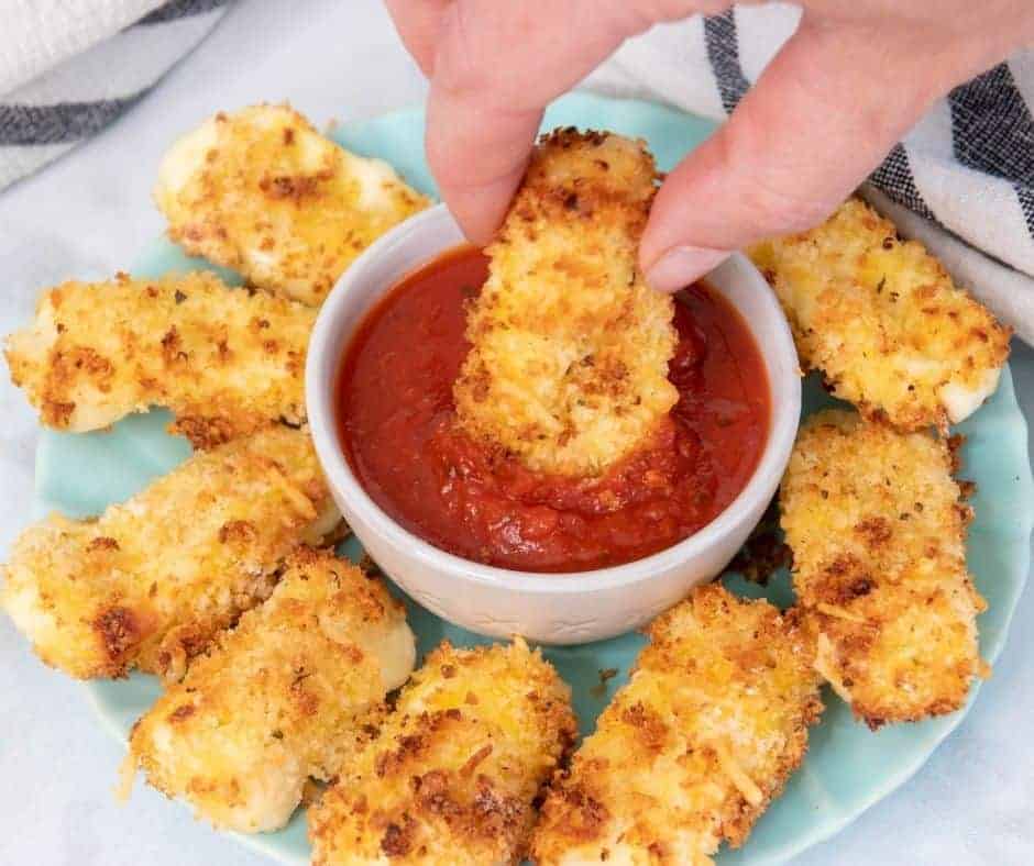 Air-Fryer-Applebees-Copycat-Mozzarella-Sticks-4