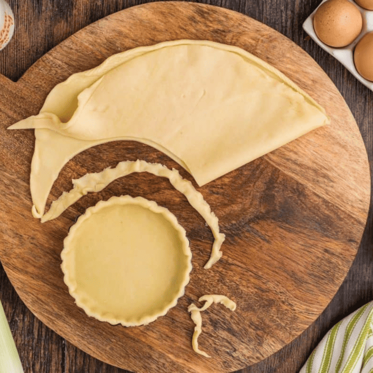 Place the filling into the pie crust.