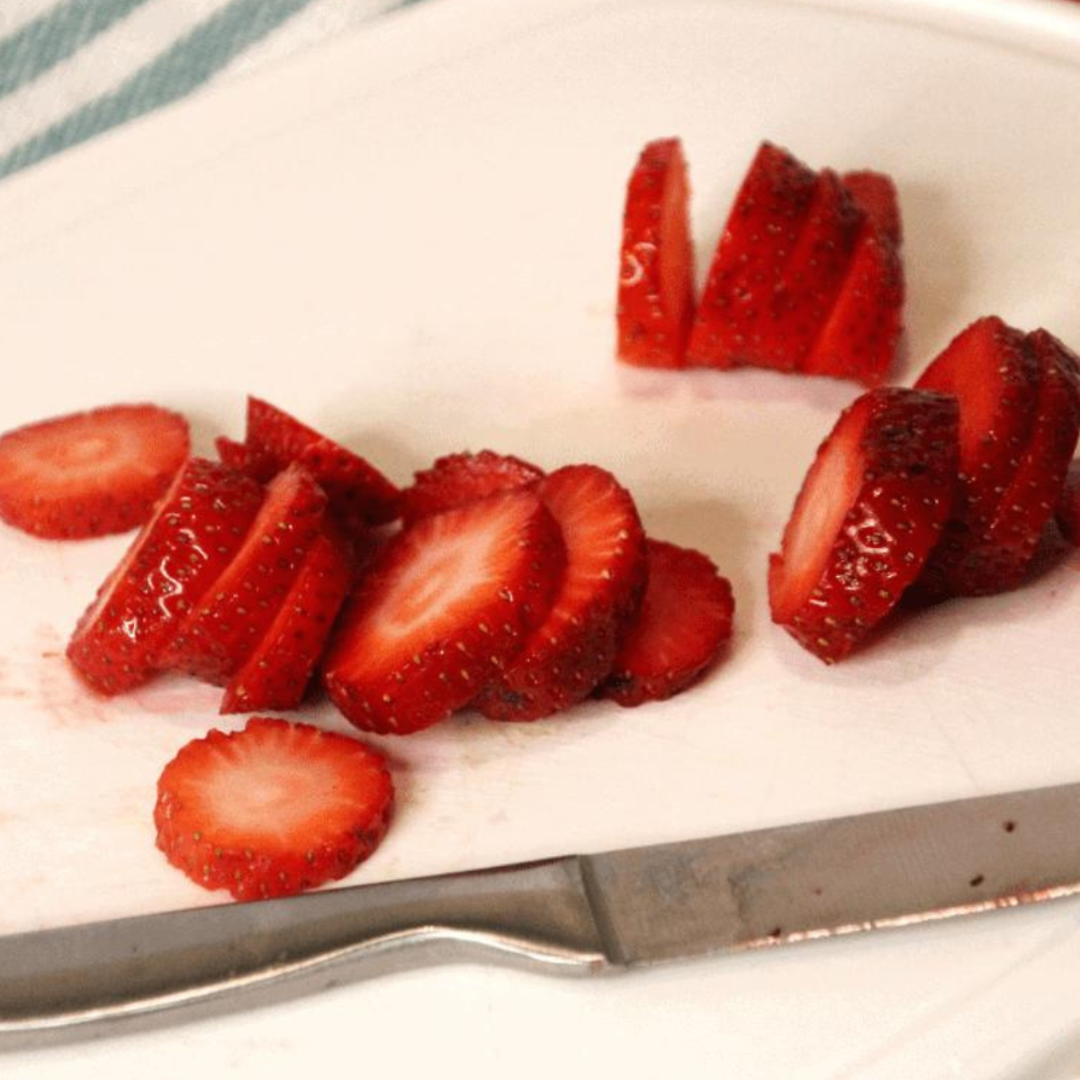 Step-by-step process of making dehydrated strawberries in an air fryer, highlighting the ingredients and preparation.