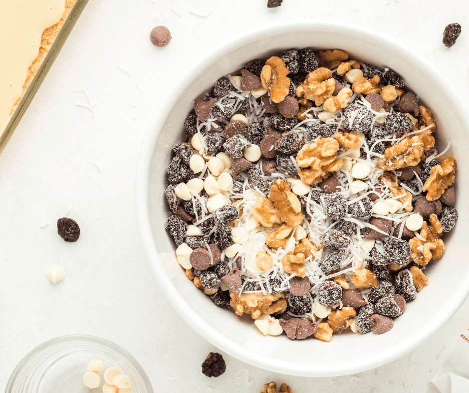 Mix the topping ingredients into a small mixing bowl.