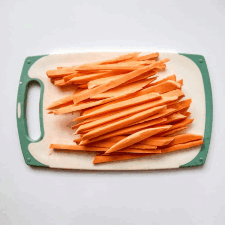 Cut the sweet potatoes into fry shapes.