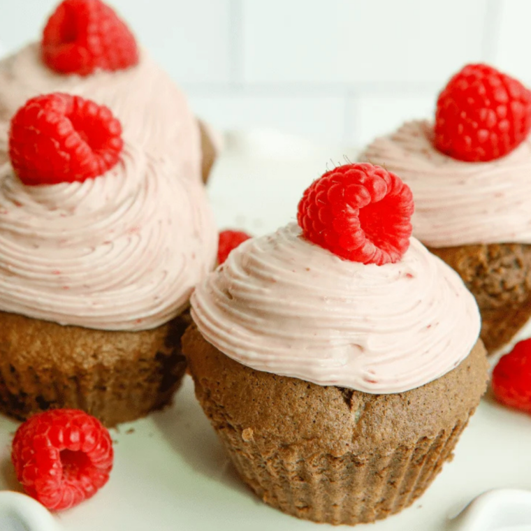 Air fryer chocolate raspberry cupcakes recipe pin for Pinterest