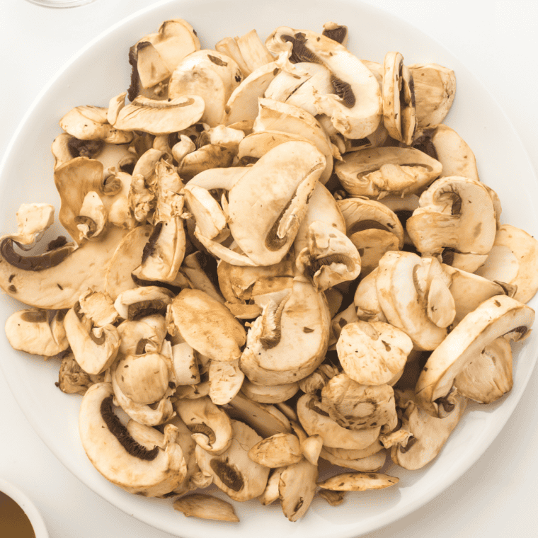 Clean and slice white button mushrooms into thick slices, set aside.