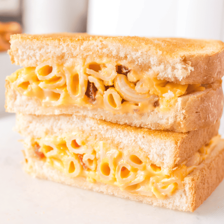 "Delicious Air Fryer Mac & Cheese Grilled Cheese with creamy filling"