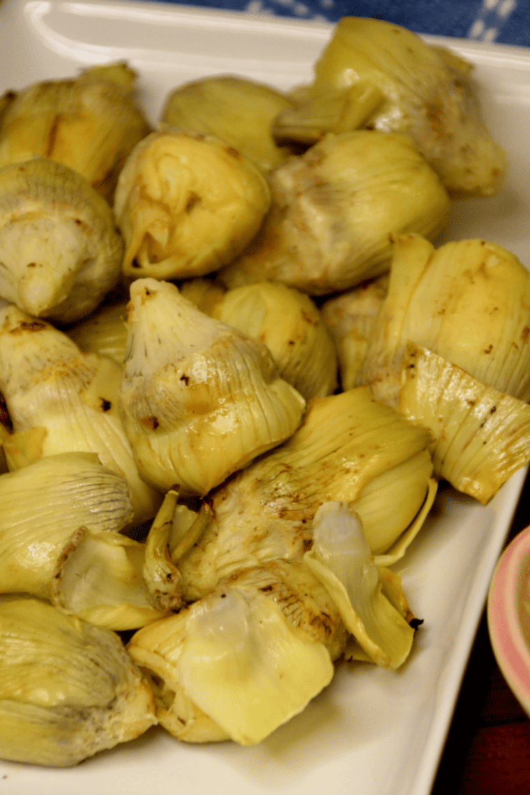 Air fryer canned artichoke hearts served with garlic aioli dipping sauce.