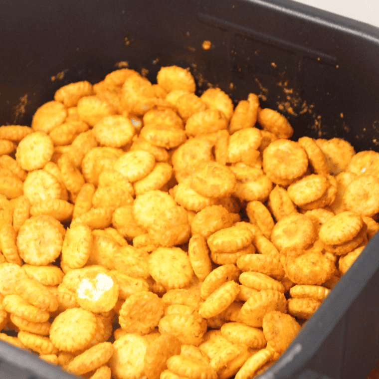 "Crispy Air Fryer Buffalo Oyster Crackers with spicy buffalo flavor