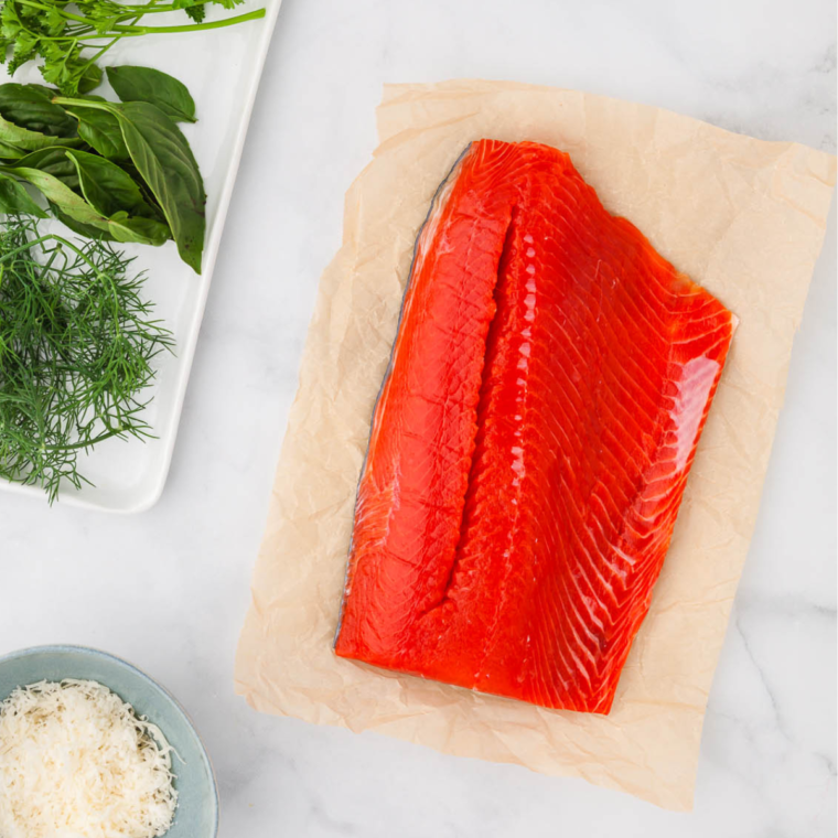 Ingredients for air fryer sockeye salmon: salmon fillets, olive oil, lemon, garlic powder, salt, and dill