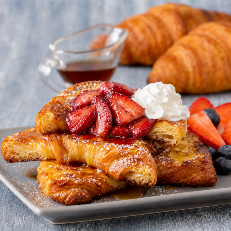 What to serve with French toast — a brunch table with French toast, crispy bacon, scrambled eggs, and fresh fruit