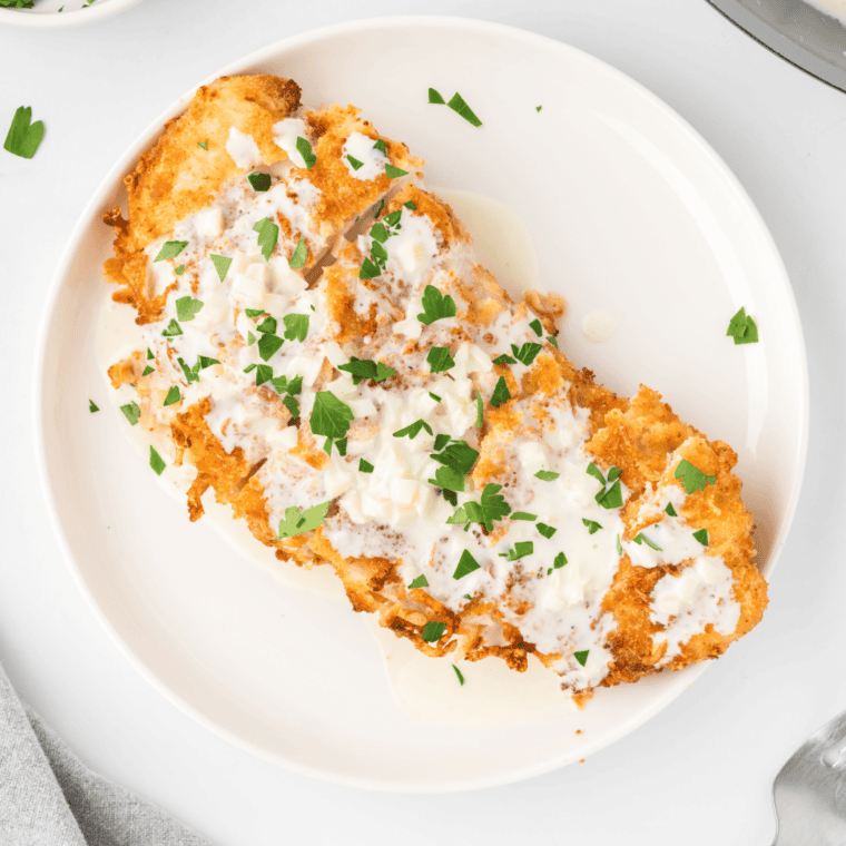 Plate of Olive Garden Chicken Scampi with sautéed bell peppers and creamy garlic sauce.