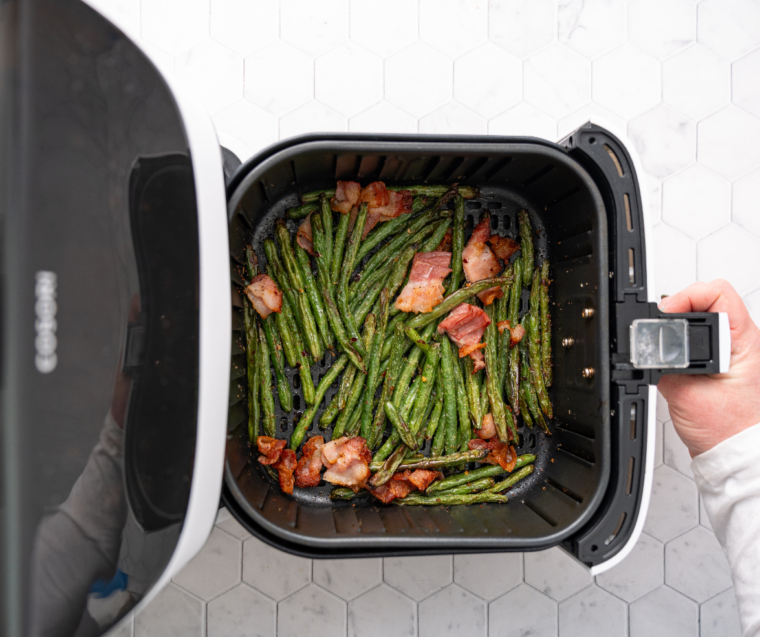 Crispy green beans and golden bacon pieces served hot from the air fryer.