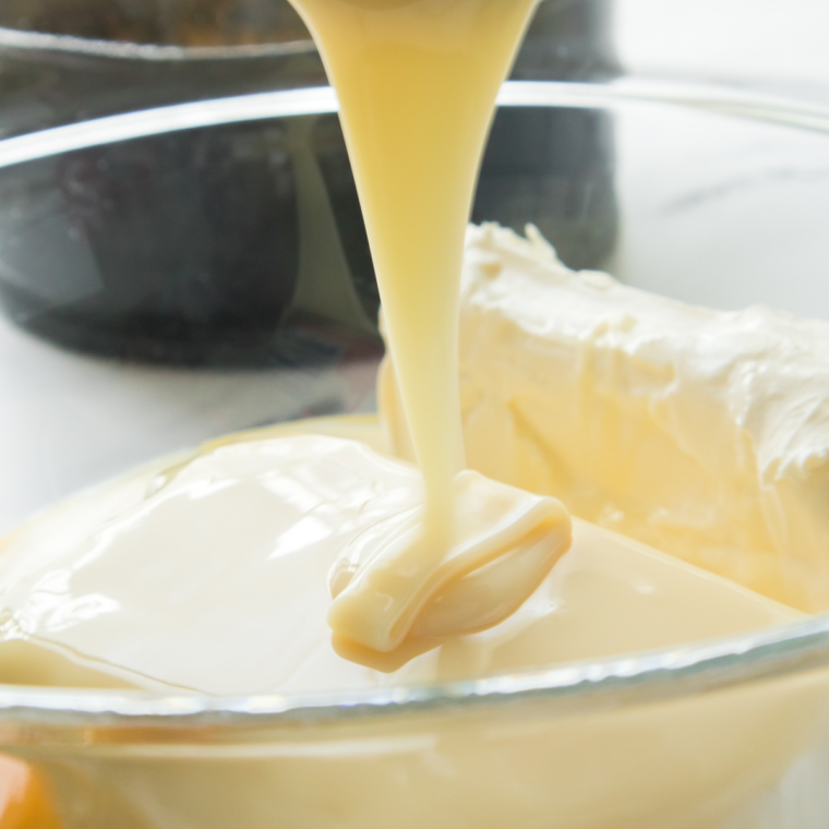 Beating cream cheese and sugar in a mixing bowl, adding eggs and vanilla extract until smooth and creamy.