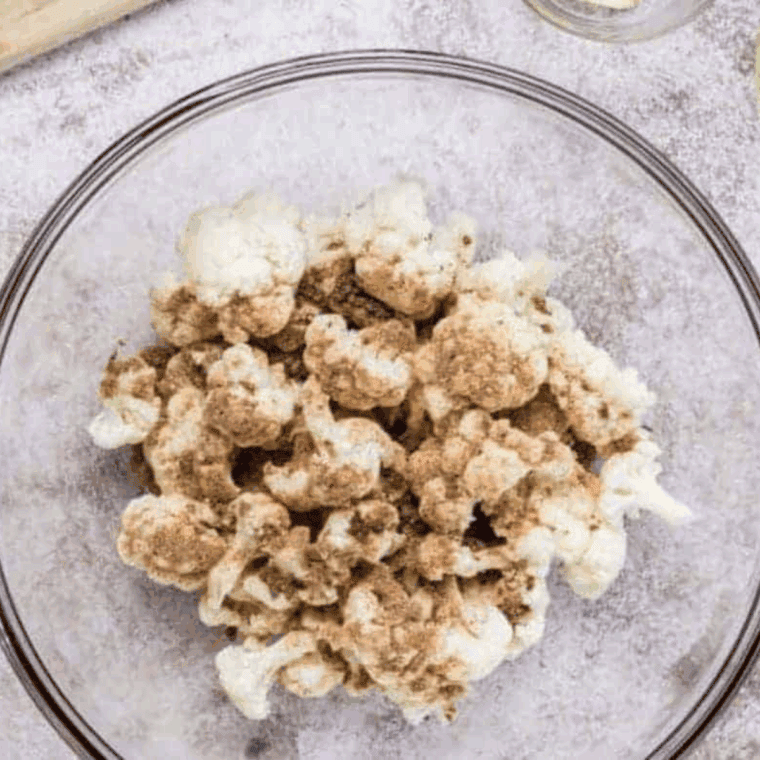 Mix cauliflower with salt and black pepper.