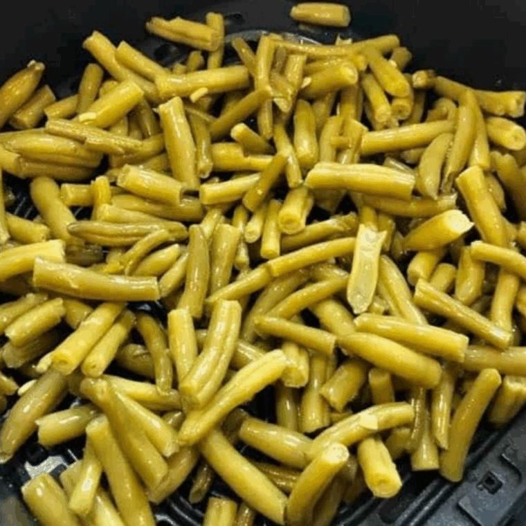 Tender, seasoned Long John Silver’s-style green beans served hot in a skillet.