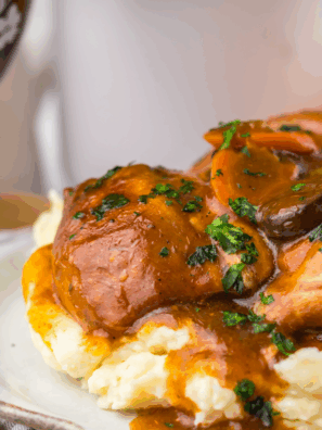 This Easy Slow Cooker Chicken Merlot is what happens when comfort food decides to clean up nice. Tender chicken cooks low and slow in a bold Merlot sauce with mushrooms and herbs, giving you big flavor with barely any work.