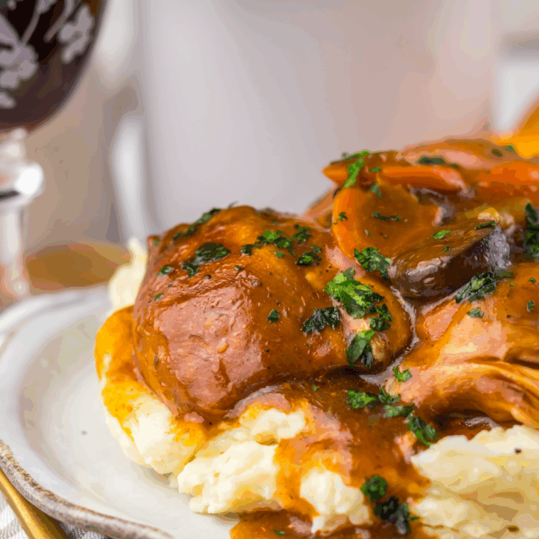 Slow cooker chicken merlot with tender chicken, mushrooms, and rich red wine sauce.