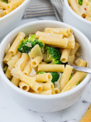 Creamy Fazoli’s chicken broccoli penne copycat pasta with tender chicken, broccoli florets, and rich Alfredo sauce served in a bowl